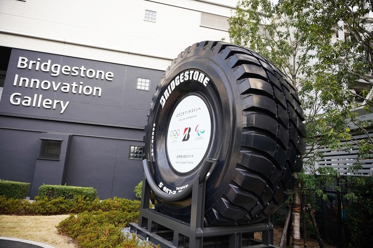 ブリヂストンイノベーションギャラリーのエントランス。世界最大級のタイヤが出迎える。
