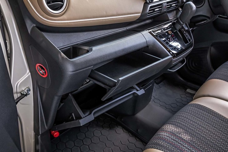 ダッシュボードまわりにある小物入れは、大小合わせ7カ所にも及ぶ。これにドリンクホルダーやドアポケットなどが加わるため、利便性はかなり高いと感じた。