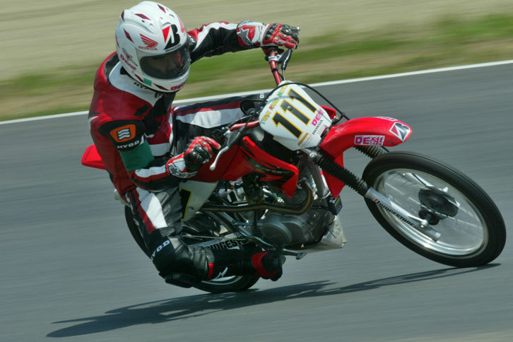 2004年、DE耐（100ccのホンダXR100）で激走するイケノヒラ。