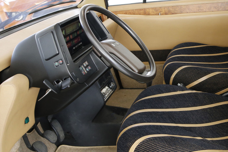 「イタルデザイン・ランチア・メガガンマ」（1978年）のインテリア。当時はコンセプトカーといえど「回してポン」の1DINラジオが付いていることが多かった。