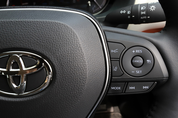 運転支援システムとしては、車線維持支援機構や全車速対応型のレーダークルーズコントロールなどを装備。自動緊急ブレーキや誤発進抑制制御機能、ブラインドスポットモニターなどの安全装備も備わっている。