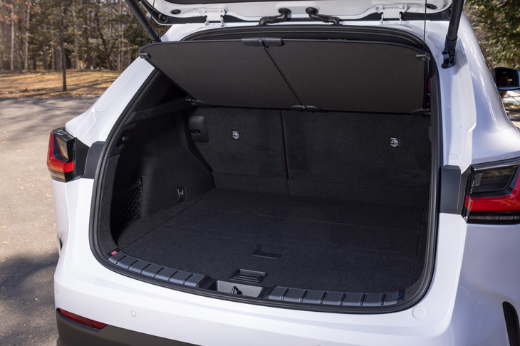 荷室容量は5人乗車時で520リッター、後席をたたんだ状態で1141リッター。床下収納や3WAYのデッキボード、小物収納用のサイドネットなどを備えており、実用性は高い。（写真：郡大二郎）