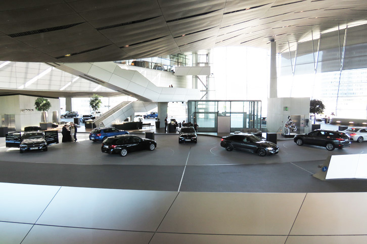 ターンテーブルに多数のBMW車が置かれているこちらのエリアは、実は展示スペースにあらず。BMWでは希望するオーナーに対してBMWヴェルトでクルマを引き渡すサービスを提供しており、ここはその納車スペースなのだ。