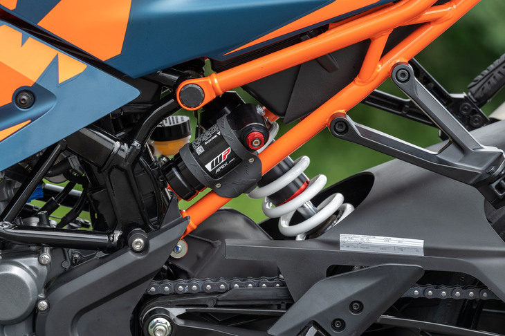 「WP APEX PRO」のフロントフォークカートリッジを装着すると、アジャスターがアルマイト加工となる。同じくリアショックを装着すると、別体の窒素タンクがサブフレームに装着される。