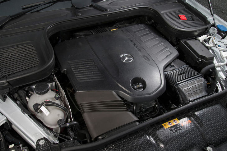 3リッター直6ターボエンジンは、ISGと48V電気システムを併用するマイルドハイブリッドシステムを搭載。高いエネルギー効率と力強い加速感が追求されている。