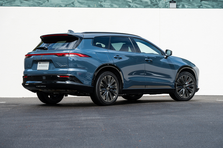 「クラウン エステート」の名前は2007年まで販売されていた11代目以来。先代はステーションワゴンだったが、新型は正統派のSUVだ