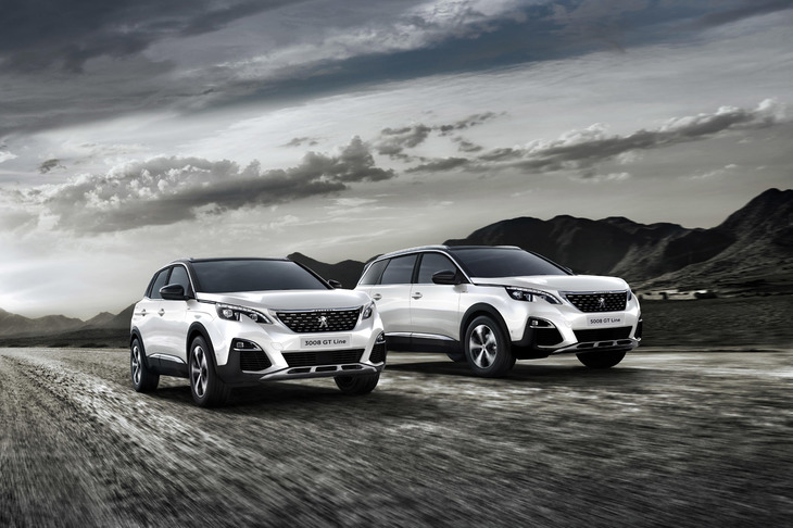 「3008 GTラインBlueHDi」（写真左）と「5008 GTラインBlueHDi」（同右）。両モデルとも全幅が1840mmに抑えられている。