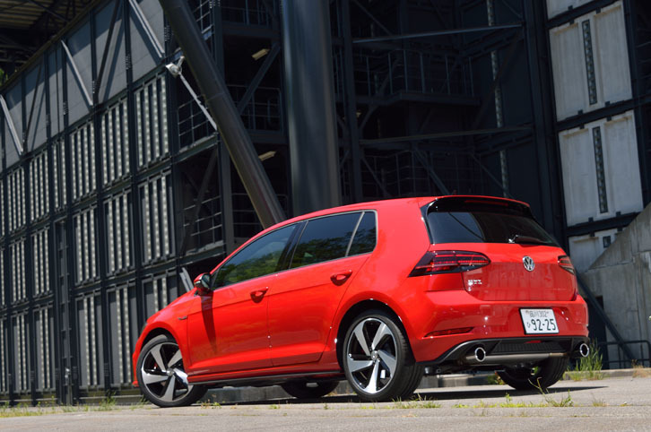 ボディーカラーは、テスト車の赤に青、黒、銀、白系を加えた計7色がラインナップされる。