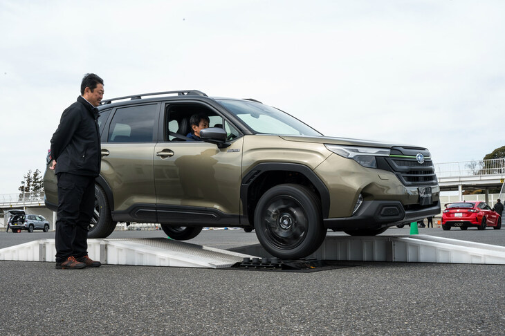 対角線スタック状態からの脱出を試みる「フォレスターX-BREAK S：HEV EX」。「X-MODE」をオンにしても、他車の類似の機構よりブレーキLSDやトルク制御の介入は穏やかだが、これは「露骨にトルクを抑えたりブレーキをかけたりすると、クルマが動かなくなる可能性があるため」とのこと。アシスト制御ひとつにもノウハウが詰まっている。