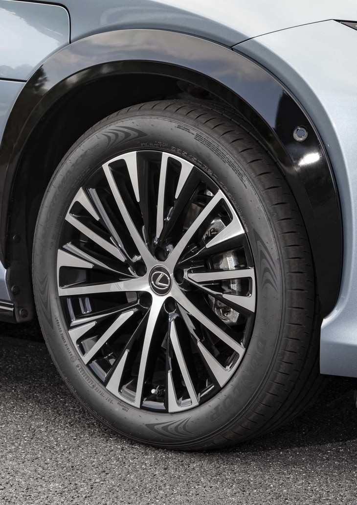 試乗車「レクサスRZ450e」の20インチアルミホイール。ダンロップの「SPスポーツマックス050」タイヤが組み合わされていた。