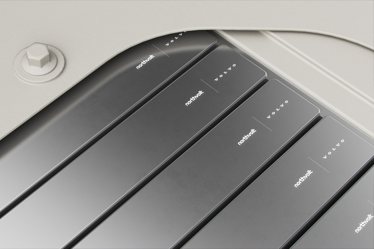「VOLVO」と「northvolt」のロゴが書かれたバッテリーセル。