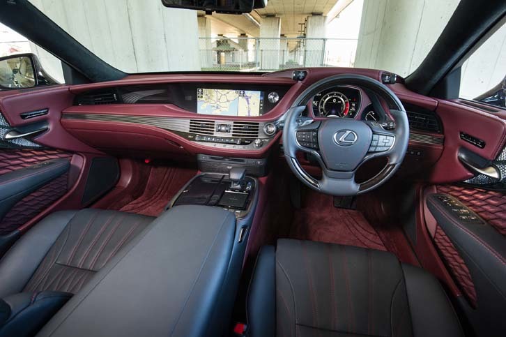 テスト車のインテリアカラーは、“エグゼクティブ”専用色の「クリムゾン＆ブラック」。助手席側のインパネには、スピンドルグリルのメッシュパターンを思わせる装飾パネルが装着される。