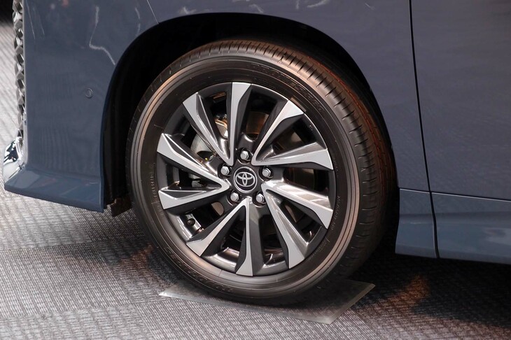 トヨタ・ヴォクシーS-Z＜7人乗り／ハイブリッド車＞（切削光輝17インチアルミホイール）