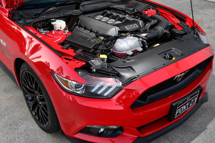 「GT」に搭載される5リッターV8自然吸気エンジン。現行型「マスタング」のエンジンラインナップは、2.3リッター直4直噴ターボ、3.7リッターV6自然吸気、5リッターV8自然吸気の3種類となっている。