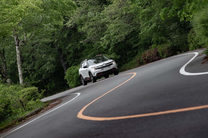 ワインディングロードを行く「C5エアクロスSUV」。ディーゼルモデルと比べてとにかくハナ先が軽いのが印象的だ。