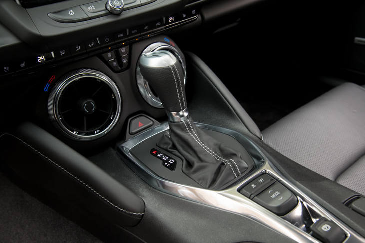 センターコンソールに配された、レバータイプのシフトセレクター。今回のマイナーチェンジでは、従来の8段ATに代えて、新たに10段ATが採用された。
