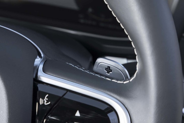 8段ATはシフトパドルによる手動変速も可能。パドルはノーマルの「S60」には設定がなく、「T8ポールスターエンジニアード」の専用装備となっている。