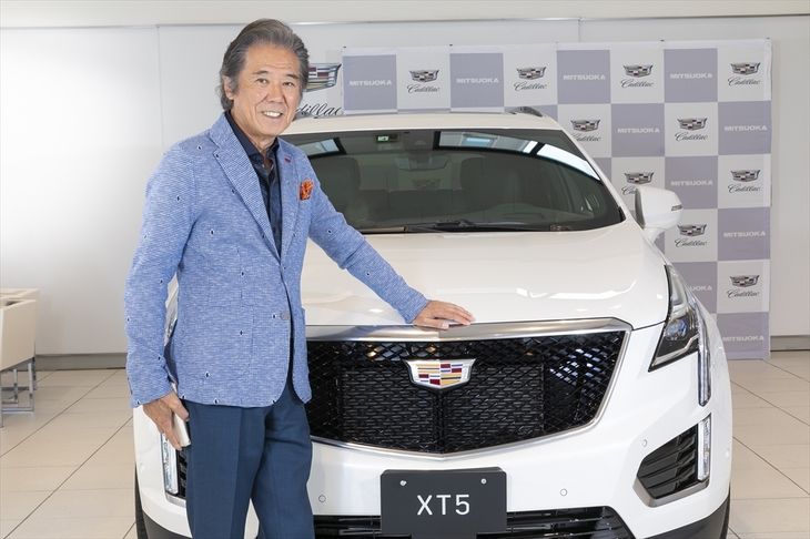 俳優の西岡徳馬と「キャデラックXT5」。