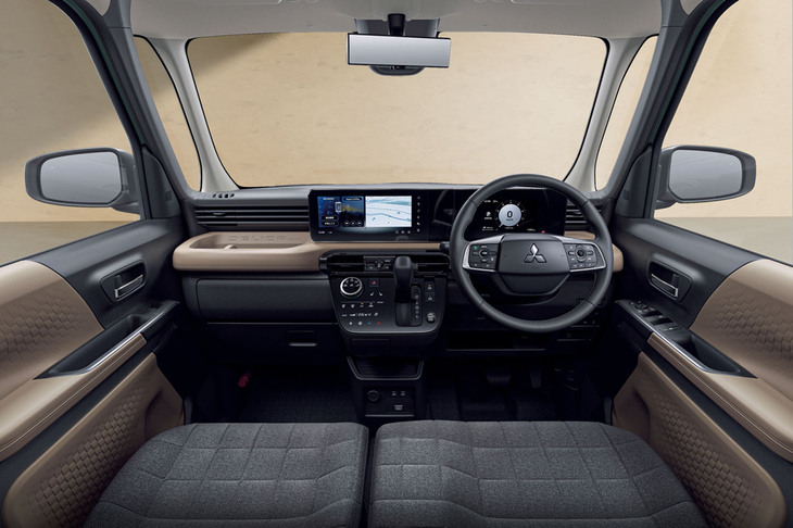 新型「デリカミニ」のインストゥルメントパネル。