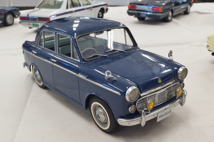 型式名310こと初代「ダットサン・ブルーバード」。かつてディーラーの定番ノベルティーだった、アンチモニー製のシガレットケースから型取りしたボディーをベースに各部をディテールアップしている。高名なプロモデラー氏の作品。