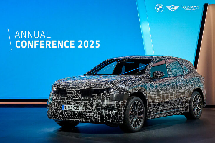 （※）2025年3月の年次総会で披露された、電動SUVの新型「iX3」。「ノイエクラッセ」シリーズ最初の市販モデルとして、2025年後半の生産開始が予定されているが……。　
	ほった「あれ？　ボディーサイドのデザインが……」　
	渕野「やっぱり、『ノイエクラッセ』のドア面を市販のSUVに取り入れるのは、ムリがあったんですね」