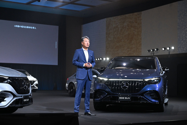 「メルセデスAMG EQE53 4MATIC＋ SUV」の前に立つのはメルセデス・ベンツ日本の上野金太郎社長。日本でのメルセデス・ベンツの電気自動車の販売台数は2021年が約1000台、2022年が約2000台であり、2023年は7月の時点で前年を上回るペースだと語った。