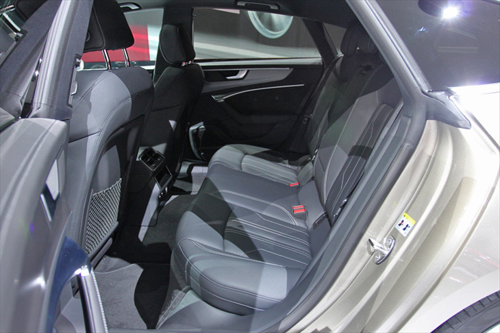 アウディA7スポーツバック55 TFSIクワトロ（リアシート）