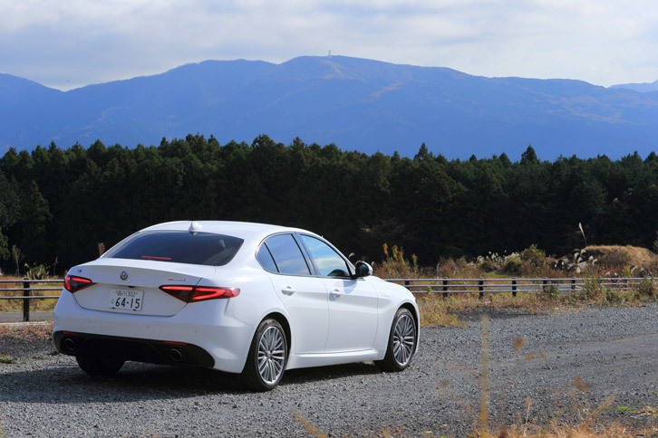 アルファ・ロメオの量産モデルとしては、およそ25年ぶりのFR車となった現行型「ジュリア」。Dセグメントモデルとしても、2011年に廃止された「159」以来の“復活”となる。