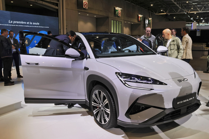 同じく2024年のパリモーターショーで。BYDが欧州初公開したSUVクーペ「シーライオン7」。