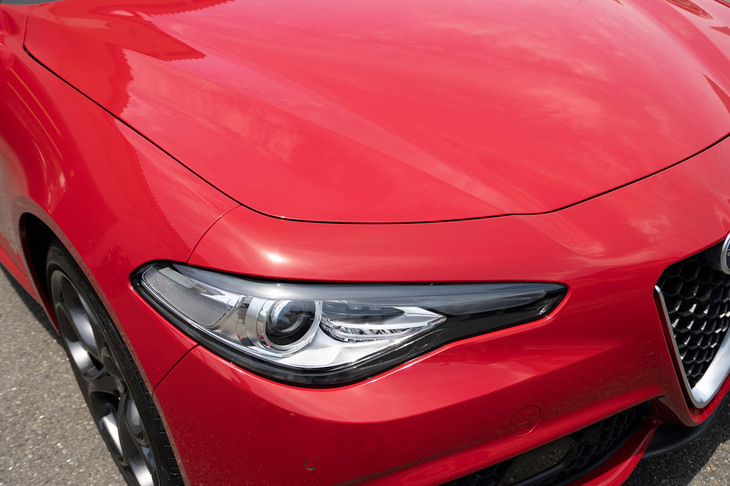 EXキーパー施工後のジュリア。しっとりとしたつやのある輝きと、すべすべのボディーを手に入れることに成功。オーナーの喜ぶ顔が目に浮かぶ。