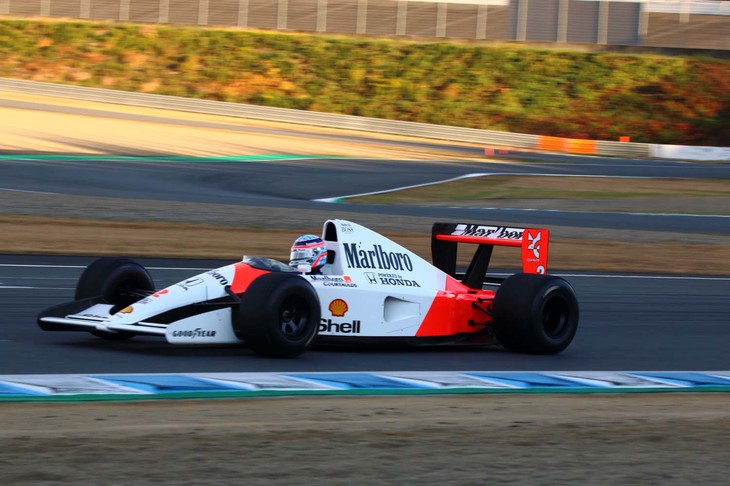 「Story of Honda F1」でアツい走りを披露した「マクラーレン・ホンダMP4/6」。佐藤琢磨選手がステアリングを握った。