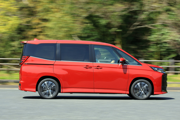 運転支援システムも大幅に拡充。前走車追従機能付きクルーズコントロールや、歩行者の横断・飛び出しなどを先読みしてステアリングやブレーキの操作を支援する「プロアクティブドライビングアシスト」、スマートフォンを利用してのリモート駐車・出庫機能などが採用された。