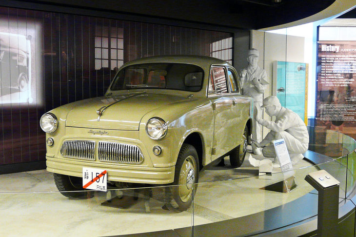 スズキ歴史館に展示される「スズライト」の試作車。スズキは1954年1月に四輪車の研究開発を開始。同年9月1日には早くも試作第1号車を完成させている。箱根登坂テストに用いられたのは、10月25日に完成した試作第2号車である。