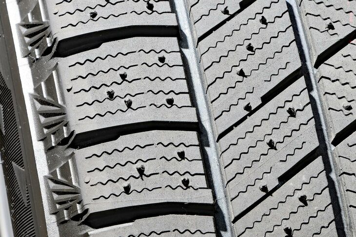 トレッド面の縁には、ブロックの端をL字型に突き出させた「L字ブロック」を配置。周方向の溝から、ブロックまわりへ水が回り込むのを抑えるための工夫だ。