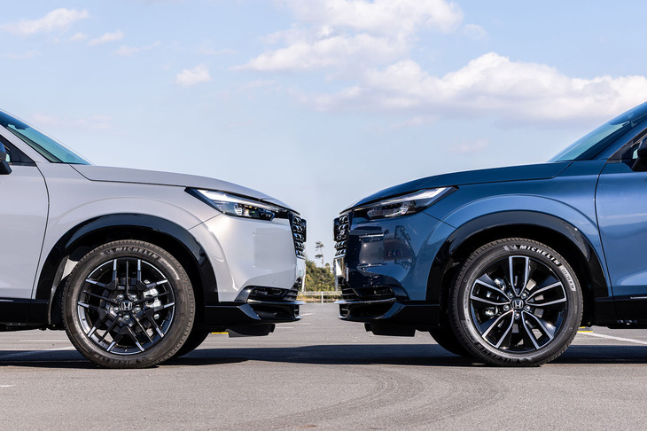 ホンダアクセスのコンプリートカー「モデューロX」で培った技術や知見を生かして開発された18インチアルミホイール「MS-050」（写真左）と、標準仕様の18インチホイール（同右）を装着した「ヴェゼルRS」。公道とスラロームコースで、両者の乗り比べを行った。