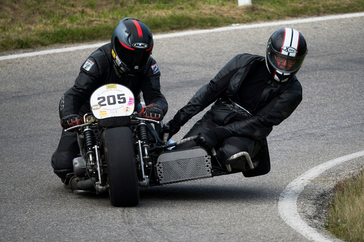 サイドカーは、車体構成はもちろんライダーやパッセンジャーのライディングスタイルによって、コーナーでの姿勢が大きく変わる。こんな風にカー（側車）側が浮いてしまうことも少なくない。