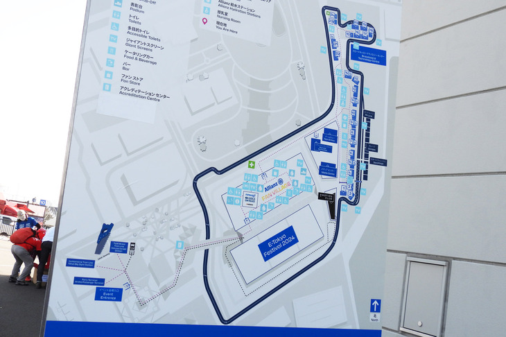 看板でコース図をチェック。フォーミュラE東京大会のコースは、東京国際展示場の東棟屋外臨時駐車場と公道（青梅・有明南連絡線／有明南縦貫線）、公道とその駐車場を結ぶ取り付け道路をつないだもの。ホームストレートとグランドスタンドは、東棟屋外臨時駐車場に設けられている。