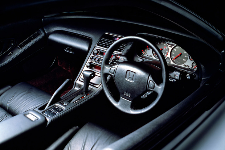 車内は広々とした視界と窮屈さを感じさせない各部の設計が特徴で、さまざまな体形のドライバーが自然な姿勢で運転できるよう、ステアリングにはチルト＆テレスコピック調整機構が備わっていた。