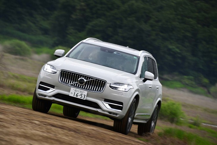 「XC90 B6 AWDインスクリプション」の駆動方式は4WD。オフロードモードを含む、走行環境に適した走行モードが用意される。
