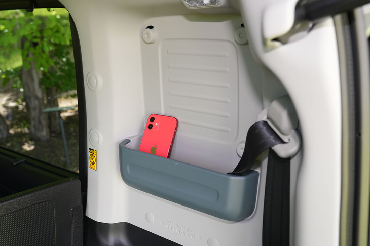 荷室側面にあるクオーターポケット。もちろん反対側にも備わっている。