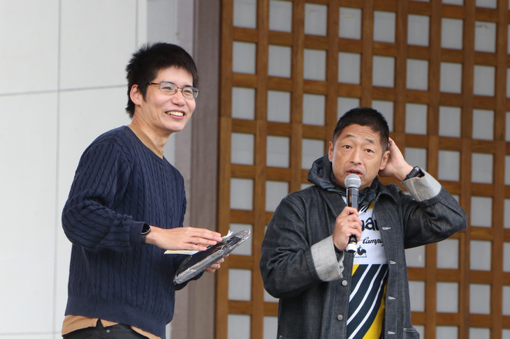 メインステージでは、お楽しみ抽選会も実施。当選者は、安田大サーカスの団長安田さんから賞品を受け取ることができた。