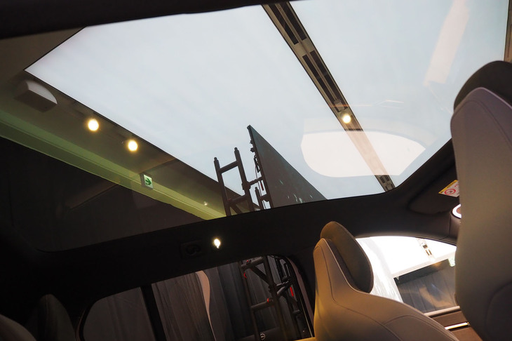 ボルボEX30クロスカントリー（パノラマガラスルーフ）