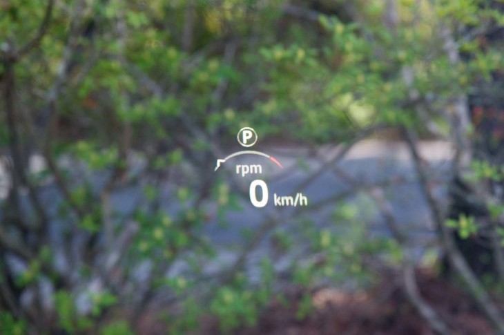 カラーヘッドアップディスプレイもオプション装備のひとつ（19万6000円）。写真は速度とエンジン回転数を表示させたところ。