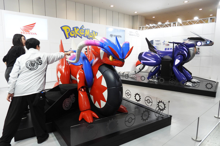 「Tokyo Future Tour 2035」より、ポケモンとのコラボによる「ホンダコライドン」（写真左）と「トヨタミライドン」（同右）。ゲームソフト『ポケットモンスター バイオレット』に登場したキャラクター（？）を、実寸大で再現したものだ。