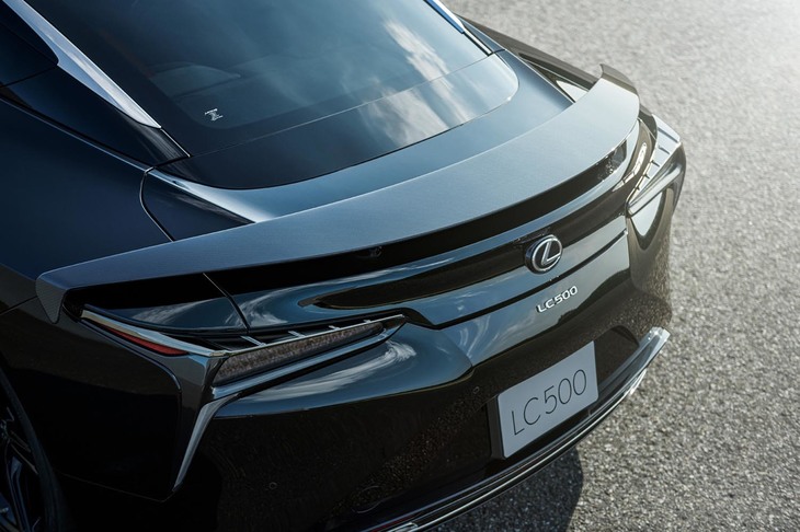 航空機の主翼の端部にあるウイングレットから着想を得たという、専用CFRPリアウイング。