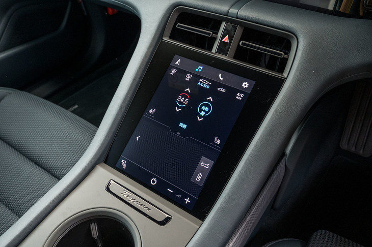 操作インターフェイスについては、インフォテインメントシステムはもちろん、空調や灯火類もほとんどをタッチスクリーン化。運転操作に関係のない箇所で物理スイッチが残されているのは、ハザードランプのボタンぐらいだ。