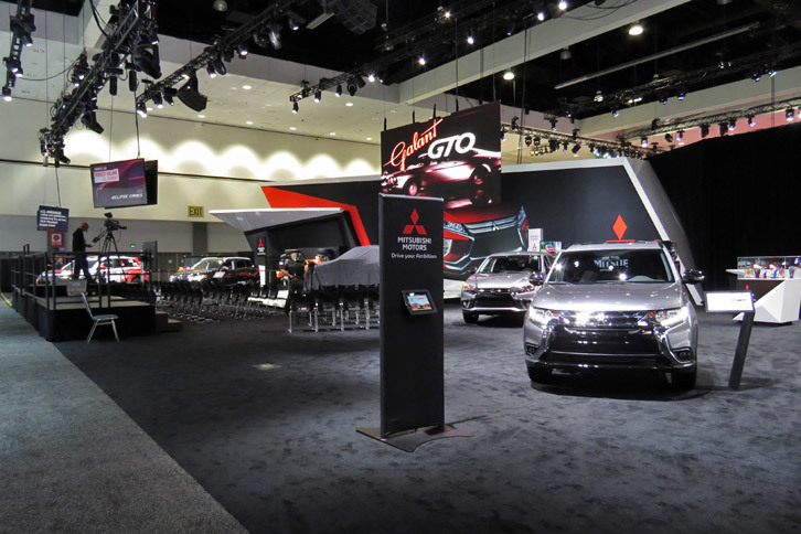 ロサンゼルスモーターショー2017の三菱ブースの様子。