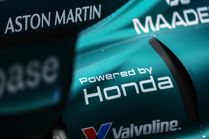 36年前と同じ「Powered by Honda」をつけたアストンマーティン「AMR26」。ホンダのF1活動自体ははるか前、1964年から始まっているのだから、日本を代表するF1文化の担い手であることは間違いない。（Photo=HRC/Getty）
