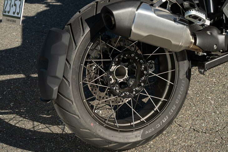 タイヤサイズは、前が120/70 R19、後ろが170/60 R17。舗装路で試乗した「ツーリング」仕様には、エンデューロタイヤのなかでもオンロードでの快適性や操作性、ウエットグリップ性能を重視した「メッツラー・ツアランス ネクスト2」が装着されていた。