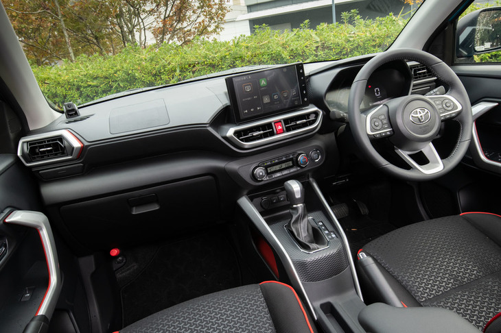 ステアリングのエンブレムやシルバー装飾の設定などを除くと、インテリアに関しては、「ライズ」（写真）と「ロッキー」で基本的に同じだ。